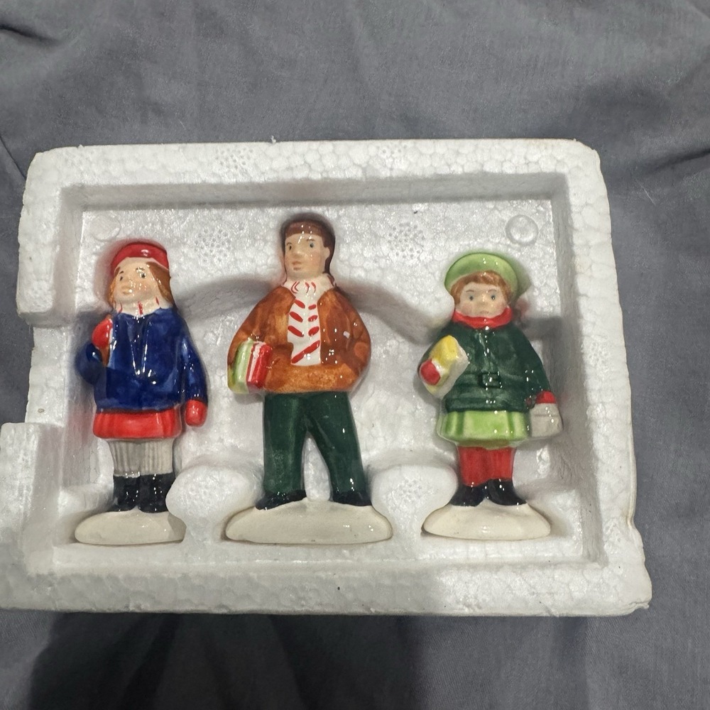 Department 56 SNOW VILLAGE School Children (set‎ of 3) w/ Box 5118-7